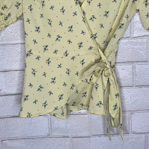 NWT BCBGeneration Ditsy Daisy Wrap Top - Picture 4 of 9